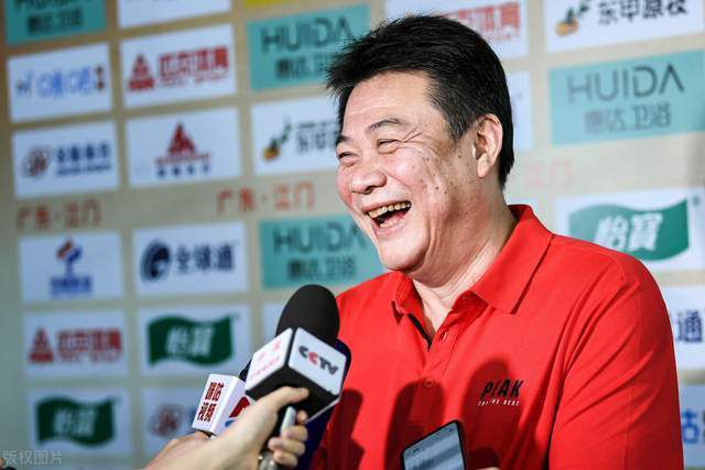 在连续三部电影大获口碑和票房的成功后，开心麻花成为了喜剧电影中让观众信赖的品牌，这个国庆档开心麻花再推改编自同名话剧的电影，再推全新导演吴昱翰